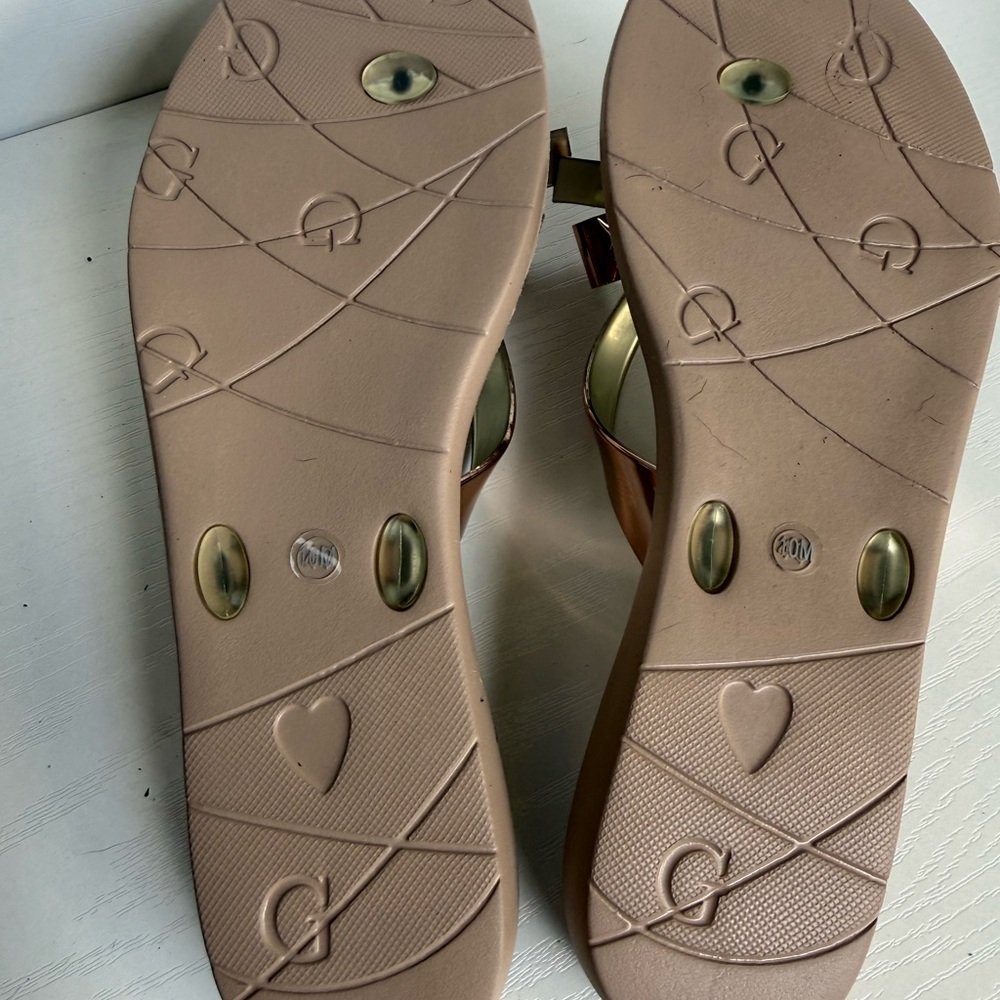 GUESS Metallic Rose Gold Bow Thong Sandals with Nude Footbed - Picture 3 of 3